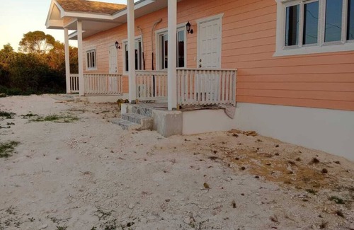 Rock Sound Apartment | Peaceful and Tranquil Apartment only 5 minutes to world famous ocean Hole