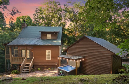 Ellijay Cabin | Peaceful Cabin 5 Min to Wineries, Orchards & Shopping 🏔 Fire Pit🔥 Hot Tub ❤️