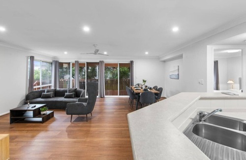 Sunnybank Hills House | Peaceful & Convenient | 4BR Family Modern Retreat