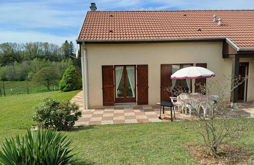 Uzemain Cottage | Peaceful countryside house with spacious outdoor area