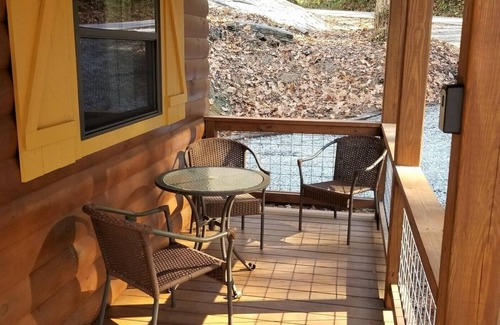Highlands Cabin | Peaceful Creekside Cabin, Easy Access (Paved road) - Walnut Creek Haven