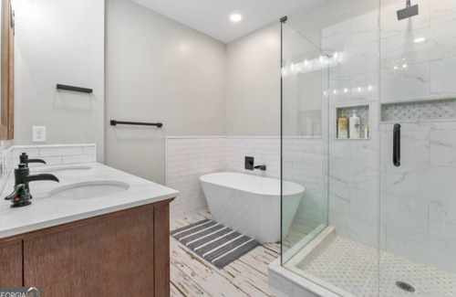 Fayetteville Apartment | Peaceful gated 2 bedroom & 2 bedroom unit, with private pond access