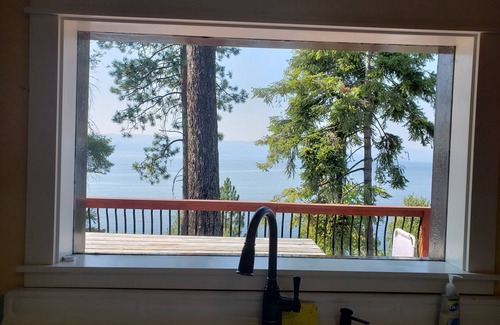 Bigfork House | Peaceful home enveloped in a quiet, scenic landscape adjacent to a rocky beach.