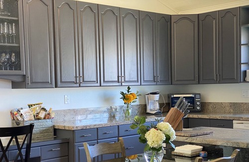 Jackson House | Peaceful Home, Minutes to Town Square, Mountains and Hiking Right from Your Door