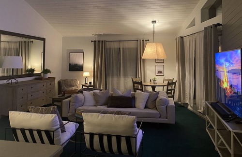 Jackson House | Peaceful Home, Minutes to Town Square, Mountains and Hiking Right from Your Door