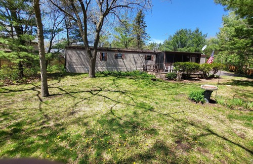 Waupaca House | Peaceful home on little Round lake near EAA, Iola car show & the Packer Stadium.
