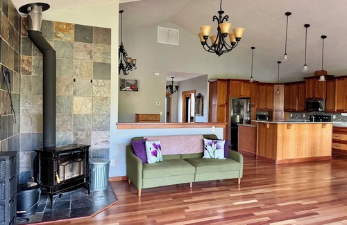 Thurston House | Peaceful Home with a View