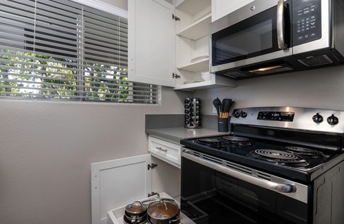 Thousand Oaks Apartment | Peaceful King Suite near FSAC & Proactive Sports w/Gym Access & 1 Gig WiFi