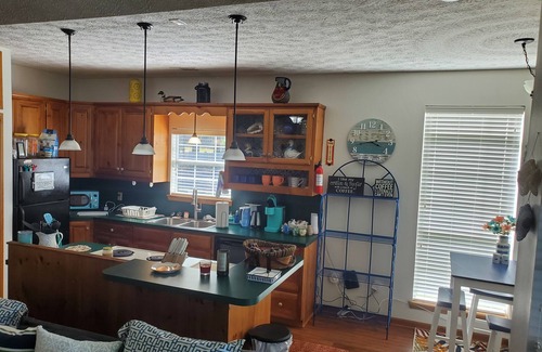 Houston Cottage | Peaceful Lake Escape – Fire Pit, Kayaks,Fishing Dock, Hammocks & Screened Porch