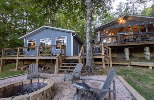 Macon House | Peaceful lakehouse on deep water cove, firepit, tiki bar