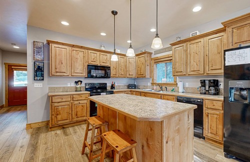 McCall Cabin | Peaceful Log Cabin - Firepit & Deck with Forest Views