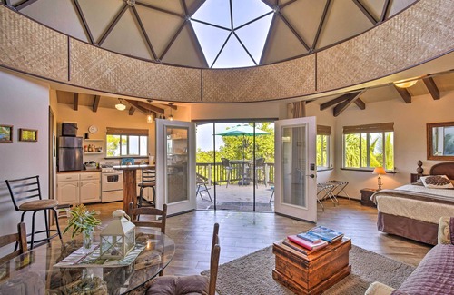 Captain Cook Apartment | Peaceful Miloli'i Cottage w/Ocean & Sunset Views!