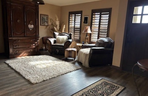 Dewey-Humboldt House | Peaceful mountain retreat-Private room King bed & bath in hallway in my home