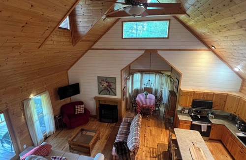 Franklin Cabin | Peaceful Mtn cabin w/fast Wi-Fi & 5 min walk to River