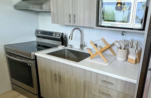 Bolongo Bay Condo | Peaceful Oceanfront Oasis.Pool, Walk to beach, generator backup!