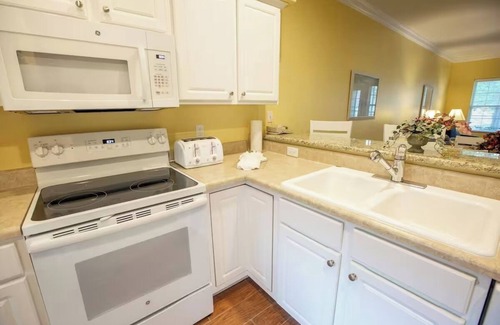 Branson Hotel | Peaceful Ozark Escape w/Jacuzzi Tub + Kitchen for Easy Meal Prep | 4 Units