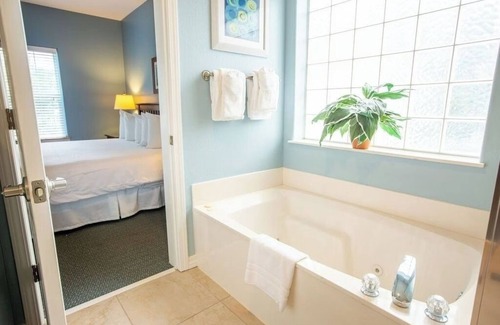 Branson Hotel | Peaceful Ozark Escape w/Jacuzzi Tub + Kitchen for Easy Meal Prep | 4 Units