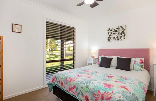 Erowal Bay House | Peaceful Palms - Pet Friendly - 10 Mins to Beach