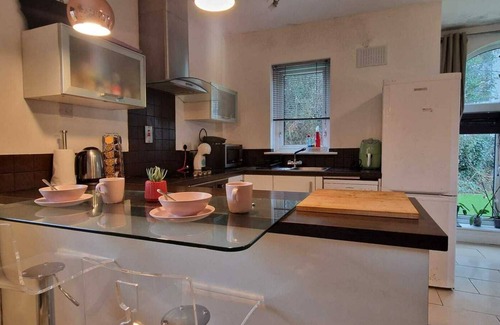 Dundrum Apartment | Peaceful & Pet Friendly, 200mtrs to Dundrum Centre