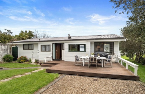 Surfdale Cottage | Peaceful Picnic Bay - Surfdale Holiday Home