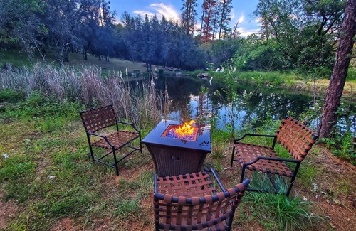Cedar Ridge House | Peaceful Pond Retreat - Waterfront Camper Glamping