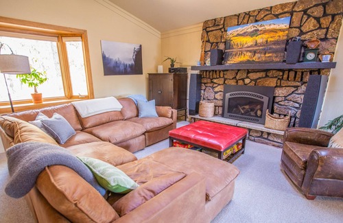 Colorado Springs House | Peaceful private 15 acres, hot tub & pond! Black forest - 25 mins from Springs