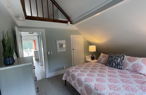 Hampton Condo | Peaceful private retreat a seven minute walk to the ocean