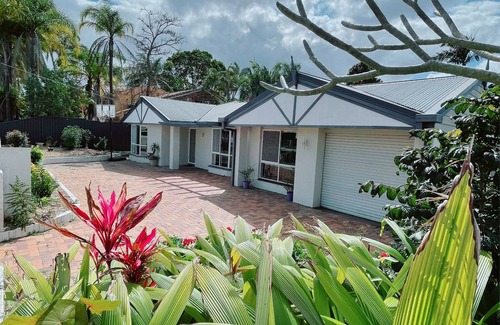 Hillcrest House | Peaceful, Relaxing Getaway 5 Bedroom House With Spa