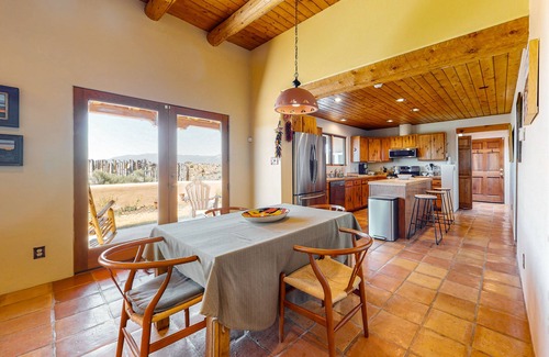 Taos House | Peaceful retreat with 360º views, Kiva fireplace & firepits - dog-friendly