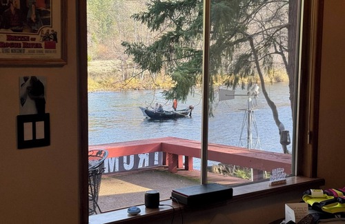 Shady Cove House | Peaceful Retreat on the Rogue River