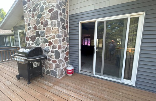 Shawano House | Peaceful riverside retreat nestled along the picturesque Wolf River