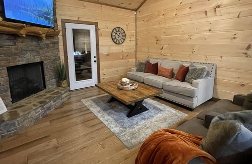 Copperhill Cabin | Peaceful, rustic, luxurious, with mountain views and hot tub!