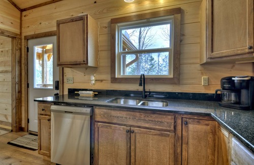 Copperhill Cabin | Peaceful, rustic, luxurious, with mountain views and hot tub!