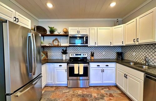 Galveston Cottage | Peaceful shady beach cottage 2 minutes walk to the beach!