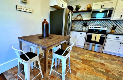 Galveston Cottage | Peaceful shady beach cottage 2 minutes walk to the beach!