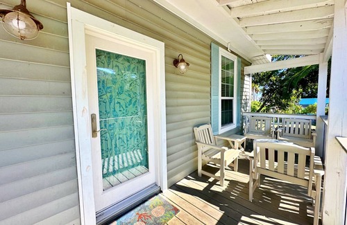 Galveston Cottage | Peaceful shady beach cottage 2 minutes walk to the beach!
