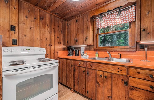 Lake Township House | Peaceful & shady cottage near beach with streaming, free WiFi, full kitchen