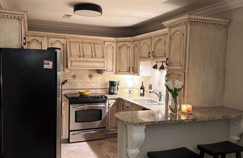 Florence House | Peaceful Shoal Creek Retreat - Sleeps 14, Lakefront Views!