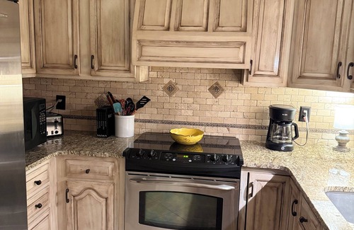 Florence House | Peaceful Shoal Creek Retreat - Sleeps 14, Lakefront Views!