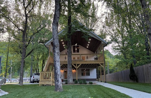 Florence House | Peaceful Shoal Creek Retreat - Sleeps 14, Lakefront Views!