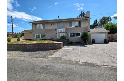 Highline House | Peaceful South Seattle Spacious 3 bedroom Downstairs Unit