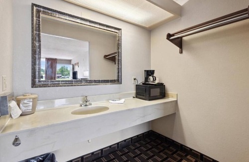 Greeneville Hotel | Peaceful Stay Near Jordan Knob With Parking and Private King Room