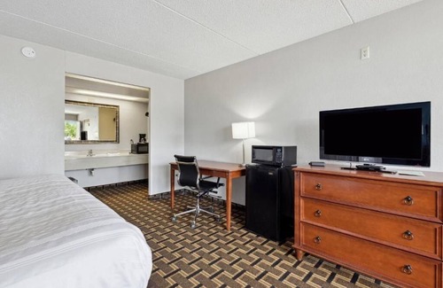 Greeneville Hotel | Peaceful Stay Near Jordan Knob With Parking and Private King Room