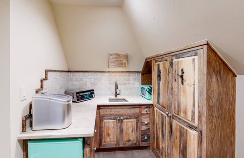Fredericksburg Condo | Peaceful & stylish getaway with patio & stunning views - near rivers & wineries