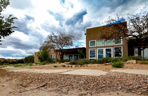 Ojo Caliente Hotel | Peaceful Suite in Desert Inn- Acoma Queen Room