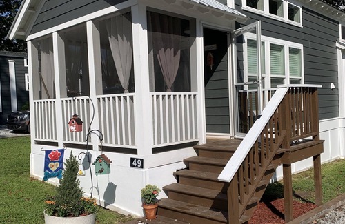 Flat Rock Cottage | Peaceful Tiny Home at the Simple Life Village, Pool, Fitness Center
