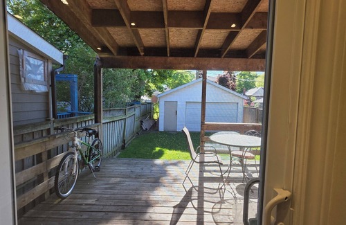 Long Branch House | PEACEFUL Toronto HIDEAWAY family friendly with full kitchen