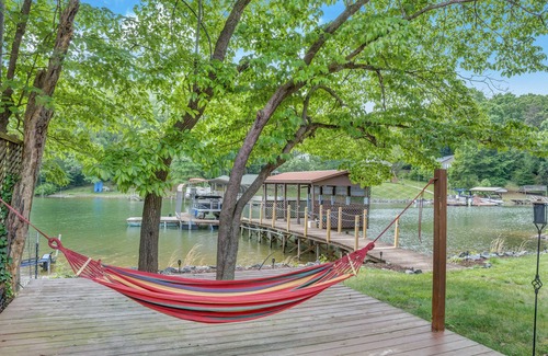 Terrell House | Peaceful Retreat on Lake Norman/Pontoon Boat ava.
