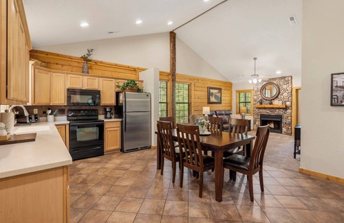 Branson Theater District Cabin | Peaceful Walk-in Cabin with Whirlpool Tub, Gas Fireplace, and Screened-in Porch