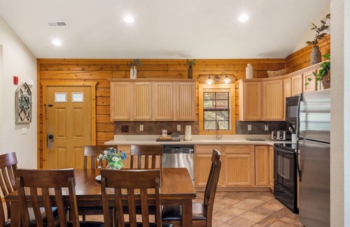 Branson Theater District Cabin | Peaceful Walk-in Cabin with Whirlpool Tub, Gas Fireplace, and Screened-in Porch